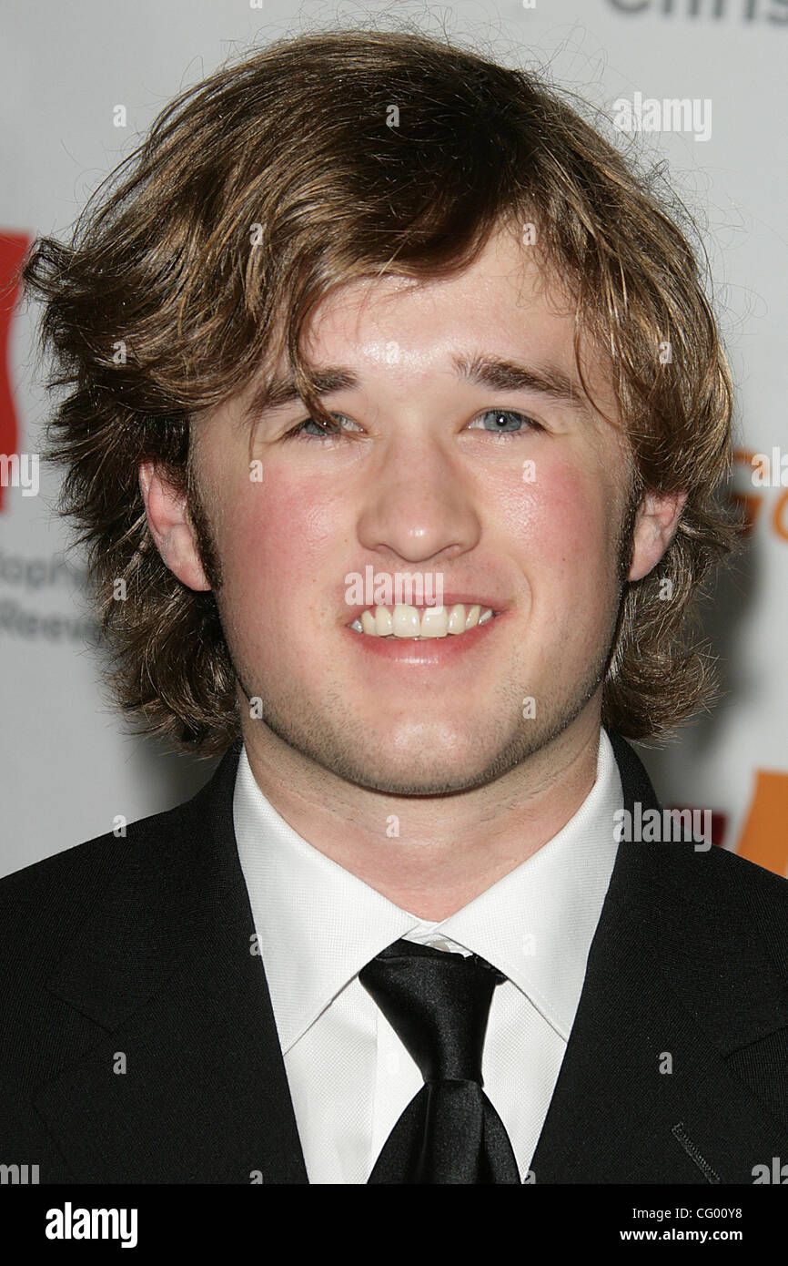 © 2007 Jerome Ware/Zuma Press  Actor HALEY JOEL OSMENT at the 3rd Annual Los Angeles Gala for the Christopher and Dana Reeve Foundation, held at the Century Plaza Hotel in Los Angeles, CA.  Wednesday, June 6, 2007 The Century Plaza Hotel Los Angeles, CA Stock Photo