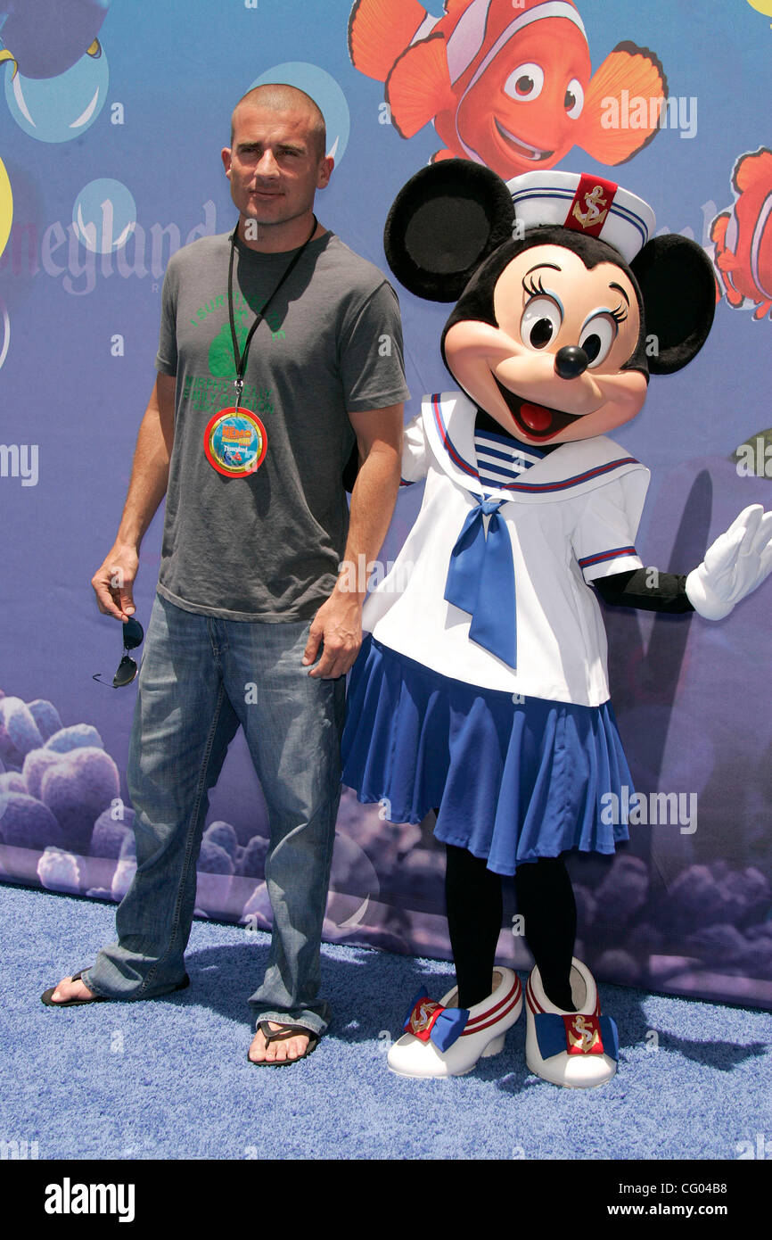 Jun 10, 2007 - Anaheim, California, USA - Actor DOMINIC PURCELL & MINNIE MOUSE at the Finding Nemo Submarine Voyage opening at Disneyland Park.  (Credit Image: © Lisa O'Connor/ZUMA Press) Stock Photo