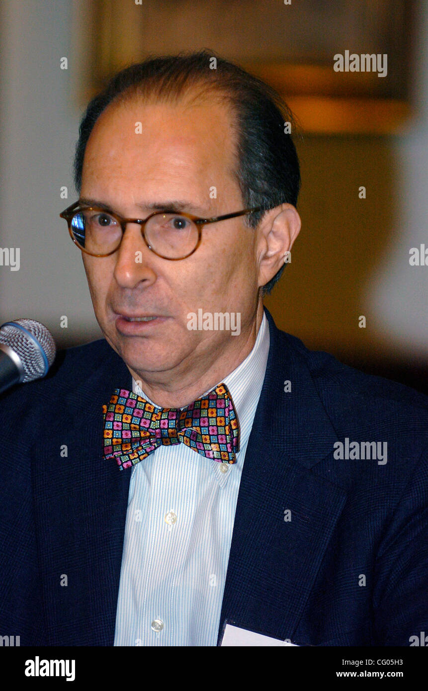 Barry Kamins, President, New York City Bar Association, speaks as business leaders gather at the New York City Bar to hear Chief Judge Judith Kaye deliver an address about the need for pay raises for judges. The Chief Judge also endorsed the creation of a commission-based system to establish future  Stock Photo