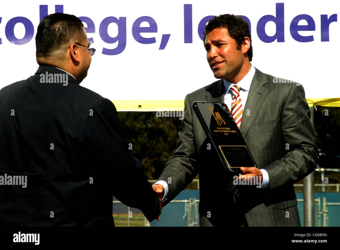 Jun 21, 2007 Los Angeles, CA, USA OSCAR DE LA HOYA receives a gift