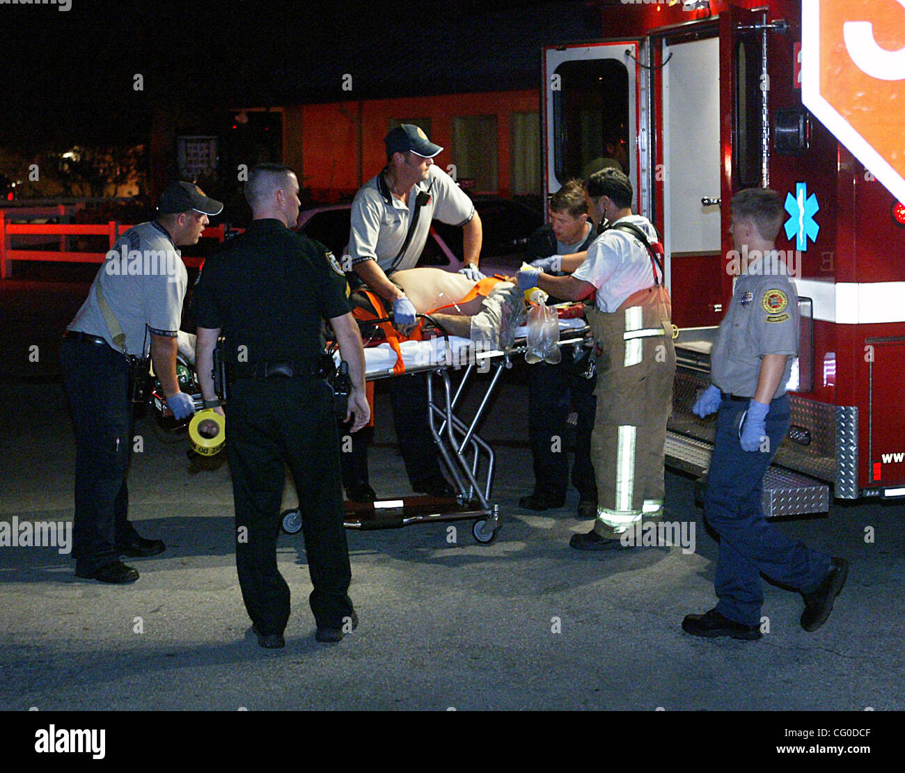 062407 met drowning  Staff Photo by Damon Higgins/The Palm Beach Post   0039781A - West Palm Beach - Palm Beach County fire rescue workers prepare to transport the second of two victims to a local hospital that divers pulled from a lake Sunday evening at Lakeside of the Palm Beaches (2156 Okeechobee Stock Photo