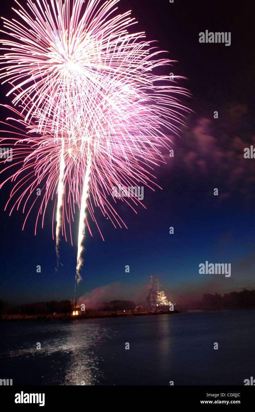 Jul. 4, 2007 Wilmington, NC; USA, Fireworks are displayed over the