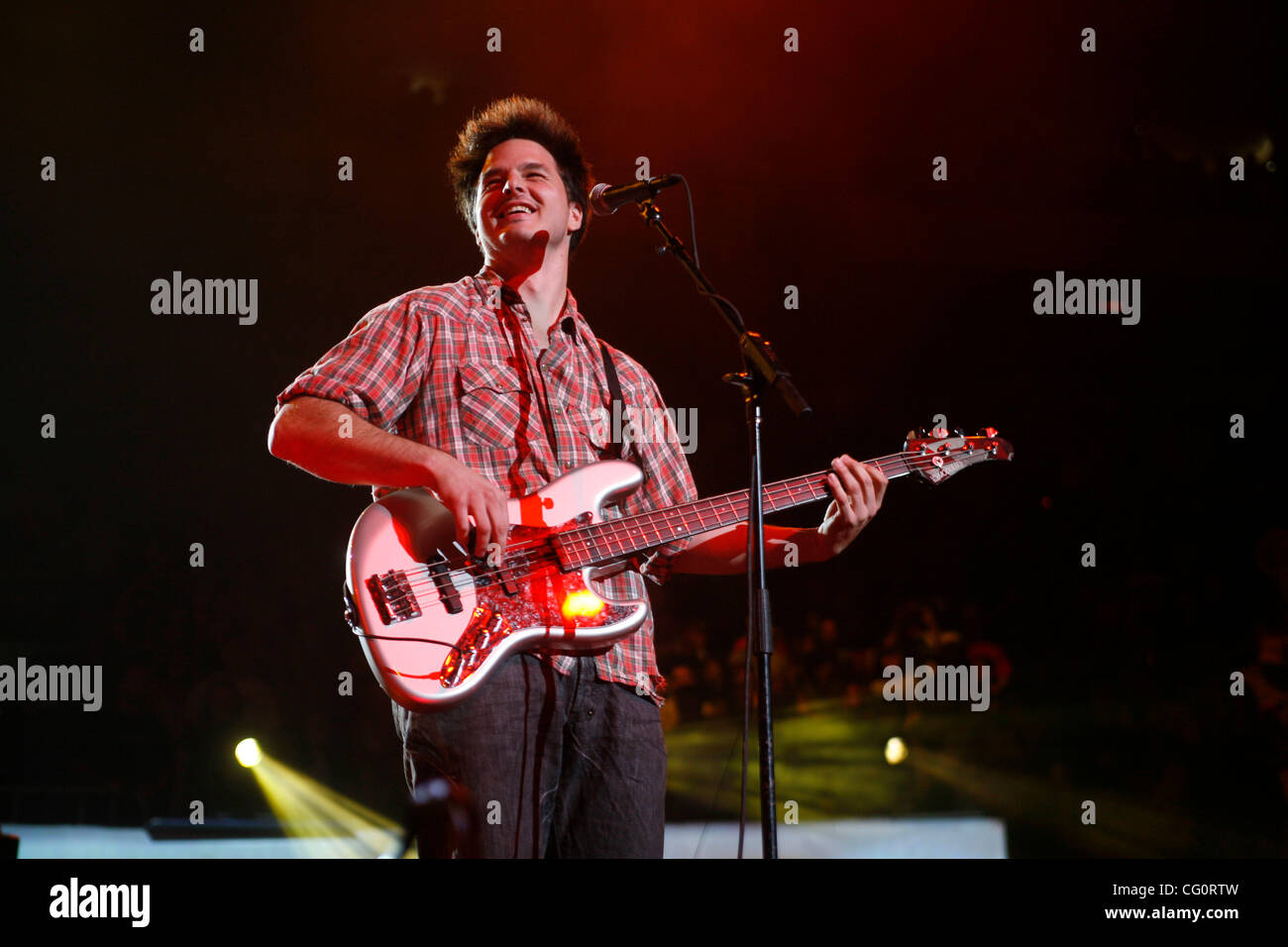 Dispatch performing at Madison Square Garden during the first of three ...