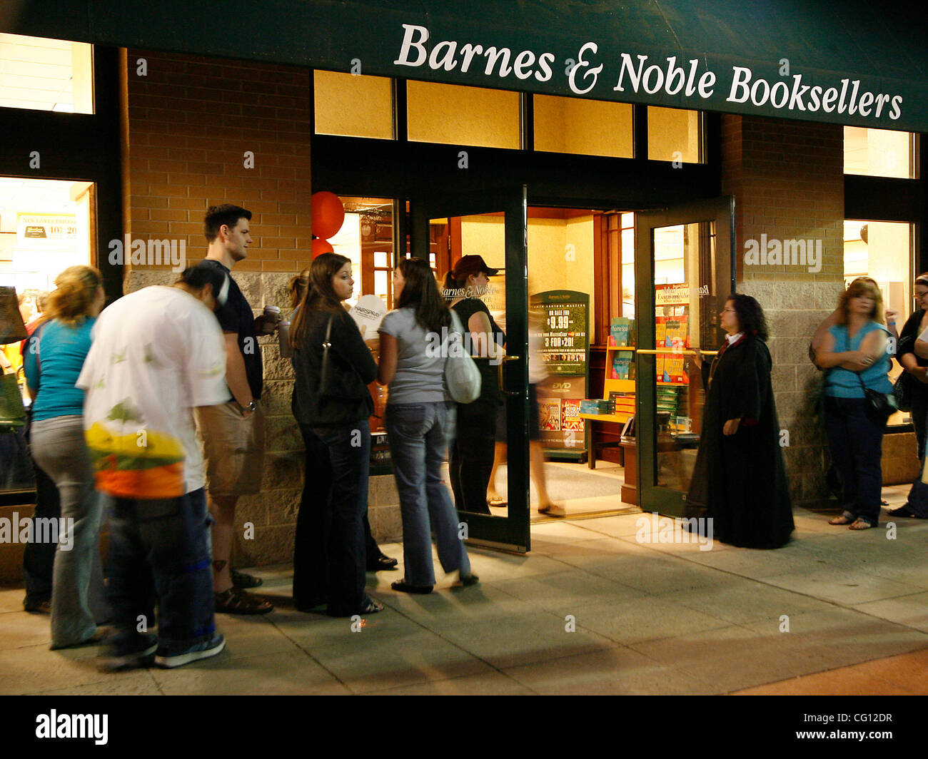 Jul 21 2007 Baltimore Ma Usa People Line Up Outside The