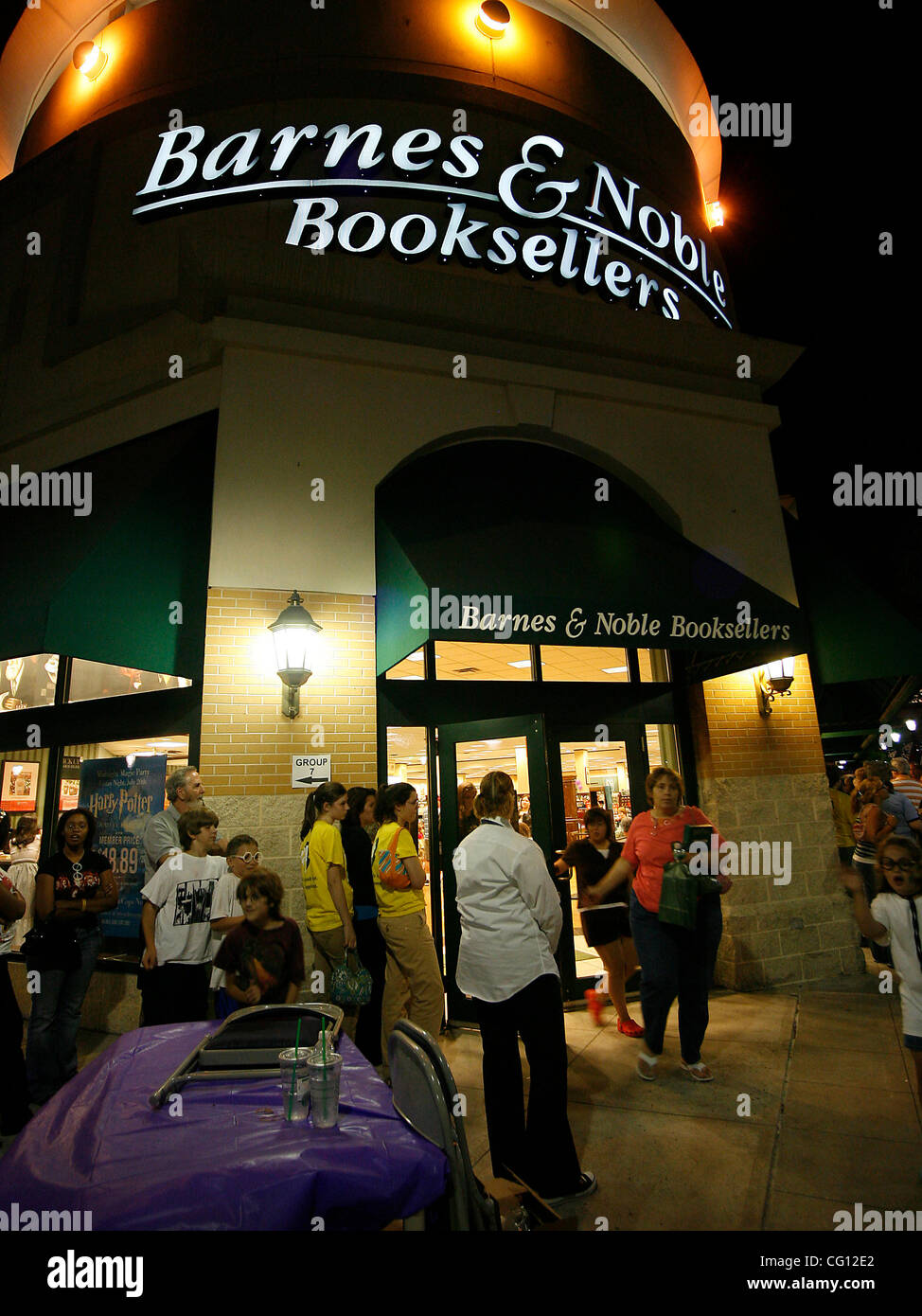 Jul 21 2007 Baltimore Ma Usa People Line Up Outside The