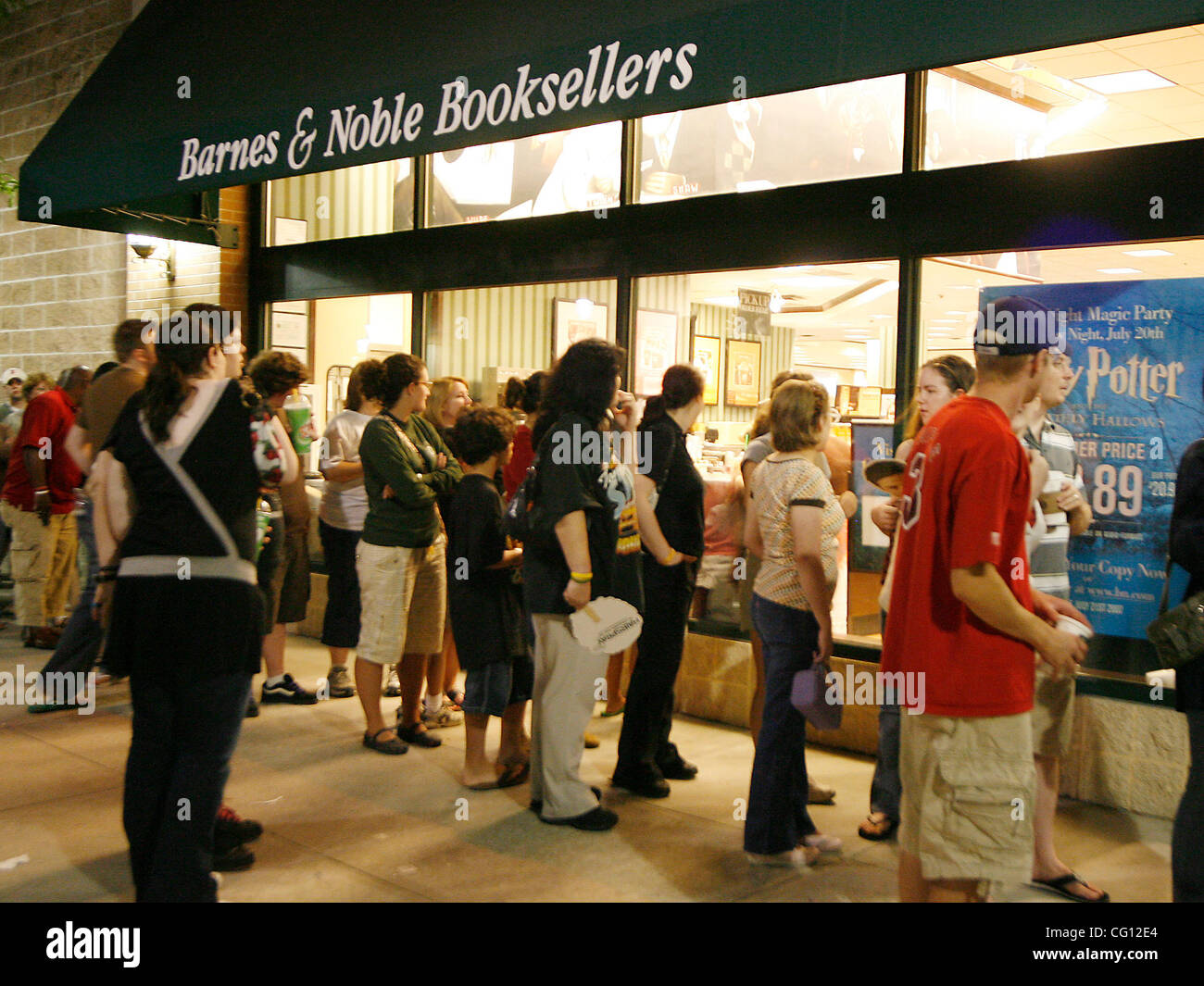 Jul 21 2007 Baltimore Ma Usa People Line Up Outside The