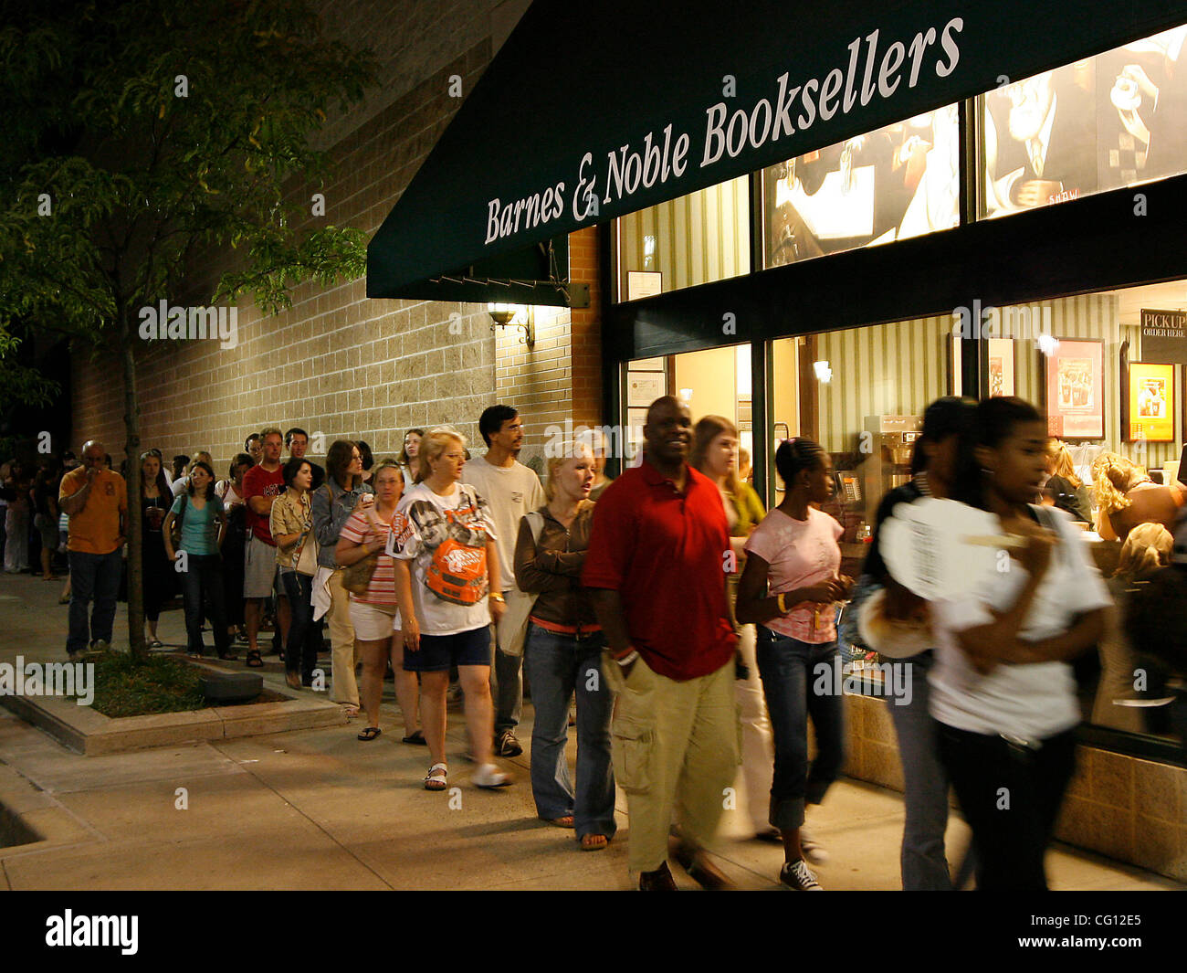 Jul 21 2007 Baltimore Ma Usa People Line Up Outside The