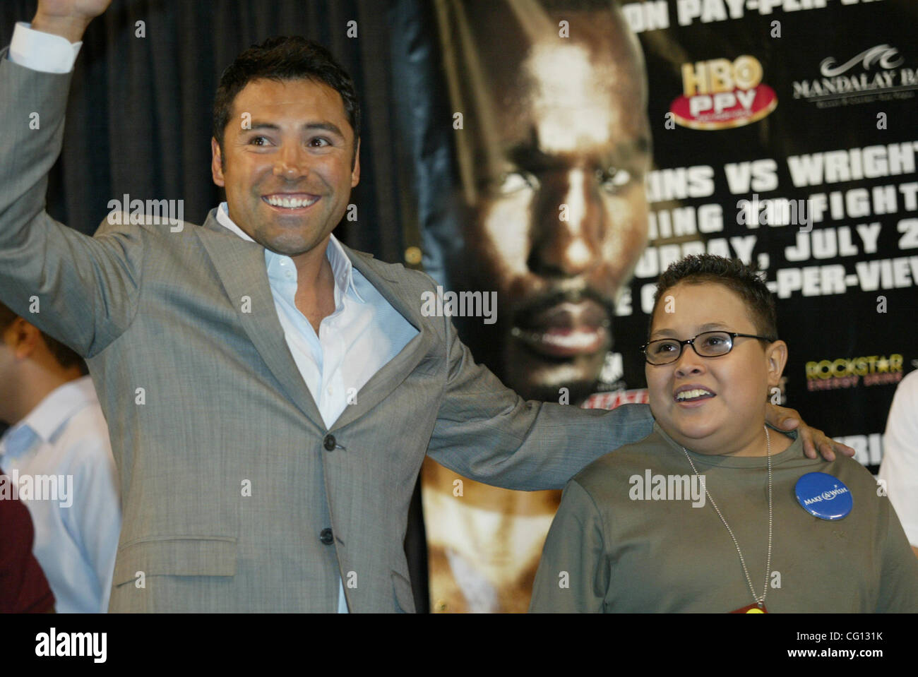 07-20-07 at the Manady Lay Bay Events Center during the BERNARD HOPKINS and  WINKY WRIGHT weigh-ins. Golden Boy Promoter and Champion Boxer OSCAR DE LA HOYA with CRUZ BARAJAS. Make a Wish Foundation is a foundation who makes it possible  for children who have cancer make their wishes come true, they Stock Photo