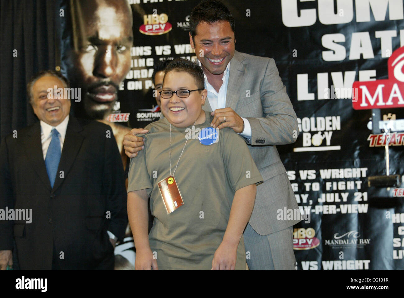 07-20-07 at the Manady Lay Bay Events Center during the BERNARD HOPKINS and  WINKY WRIGHT weigh-ins. Golden Boy Promoter and Champion Boxer OSCAR DE LA HOYA with CRUZ BARAJAS. Make a Wish Foundation is a foundation who makes it possible  for children who have cancer make their wishes come true, they Stock Photo