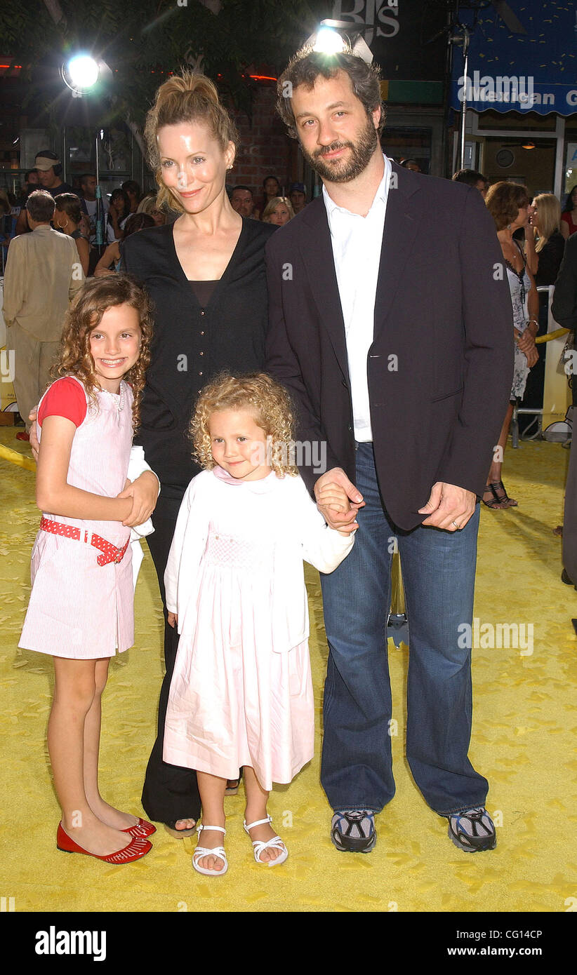 Photo: Judd Apatow and Leslie Mann and their daughters attend the This Is  40 premiere in Los Angeles - LAP2012121242 