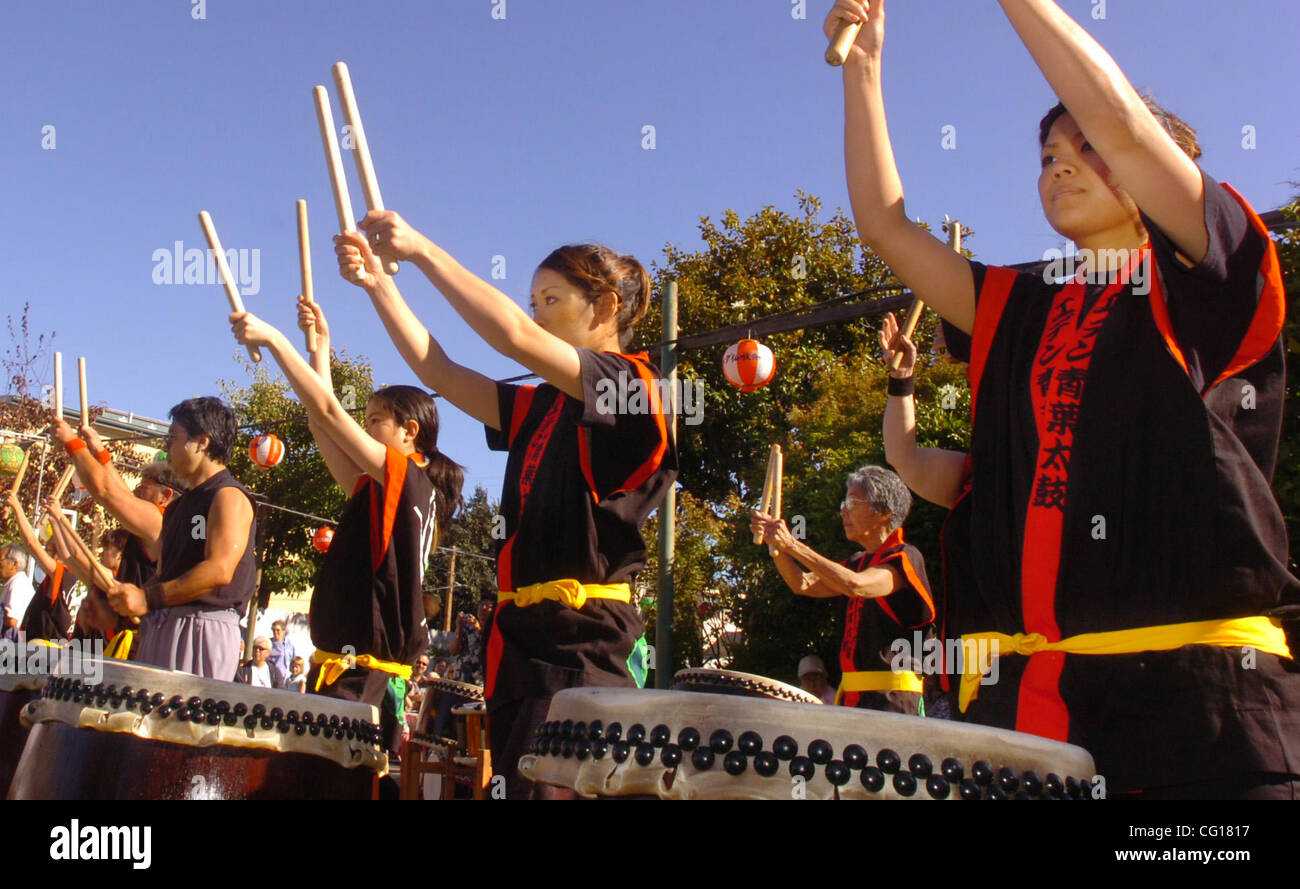 Eden Aoba Taiko drummers from San Lorenzo perform during the annual Obon Festival at the Alameda Buddhist Temple in Alameda, Calif. on Saturday, July 28, 2007. The event featured cultural exhibits, music, dancing and a variety of food. (Sherry LaVars/Contra Costa Times) Stock Photo