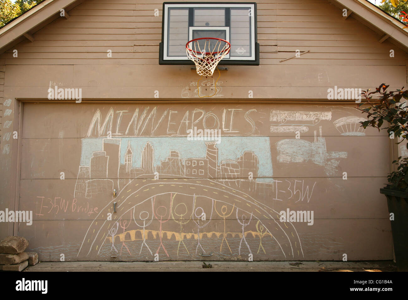 JEFF WHEELER • jwheeler@startribune.com  MINNEAPOLIS - 8/2/07 - A folk artist and resident of a house at 40th St. and Blaisdell Ave. S. created a mural in chalk on their garage to honor the collapse of the I-35W bridge on Thursday.  IN THIS PHOTO: The mural, by Will Bornhoft, 15, fronts 40th St. at  Stock Photo