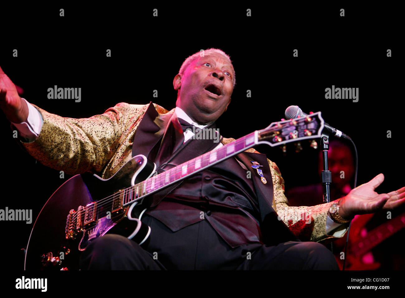 BB King performing at Madison Square Garden's Theater on August 7, 2007 ...