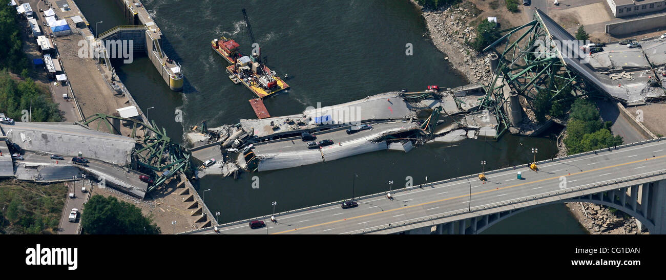 Minneapolis, MN., Tuesday, 8/7/2007.  A barge with a construction crane was docked alongside the fallen section of I-35 as divers continued the search for the missing victims Tuesday afternoon.  (Credit Image: © Minneapolis Star Tribune/ZUMA Press) Stock Photo