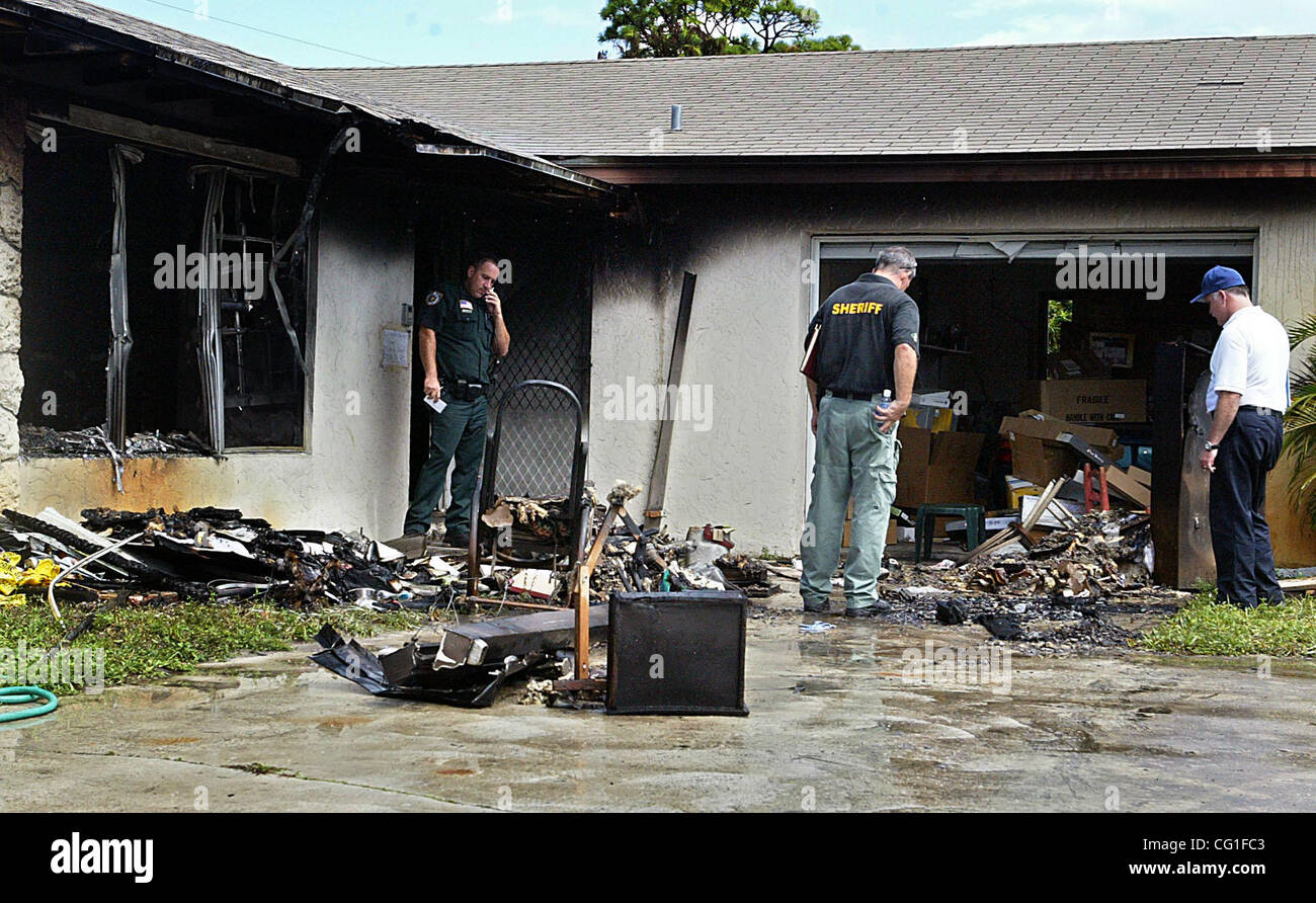 081307 MET FIRE  Staff Photo by Damon Higgins/The Palm Beach Post   0041495A - Mangonia Park - w/story by alejandra cancino - Palm Beach County Sheriff's Officers and Fire Rescue Workers investigate a fire that occurred early Monday morning at 4747 Jefferey Ave. in Mangonia Park.  081307 Stock Photo