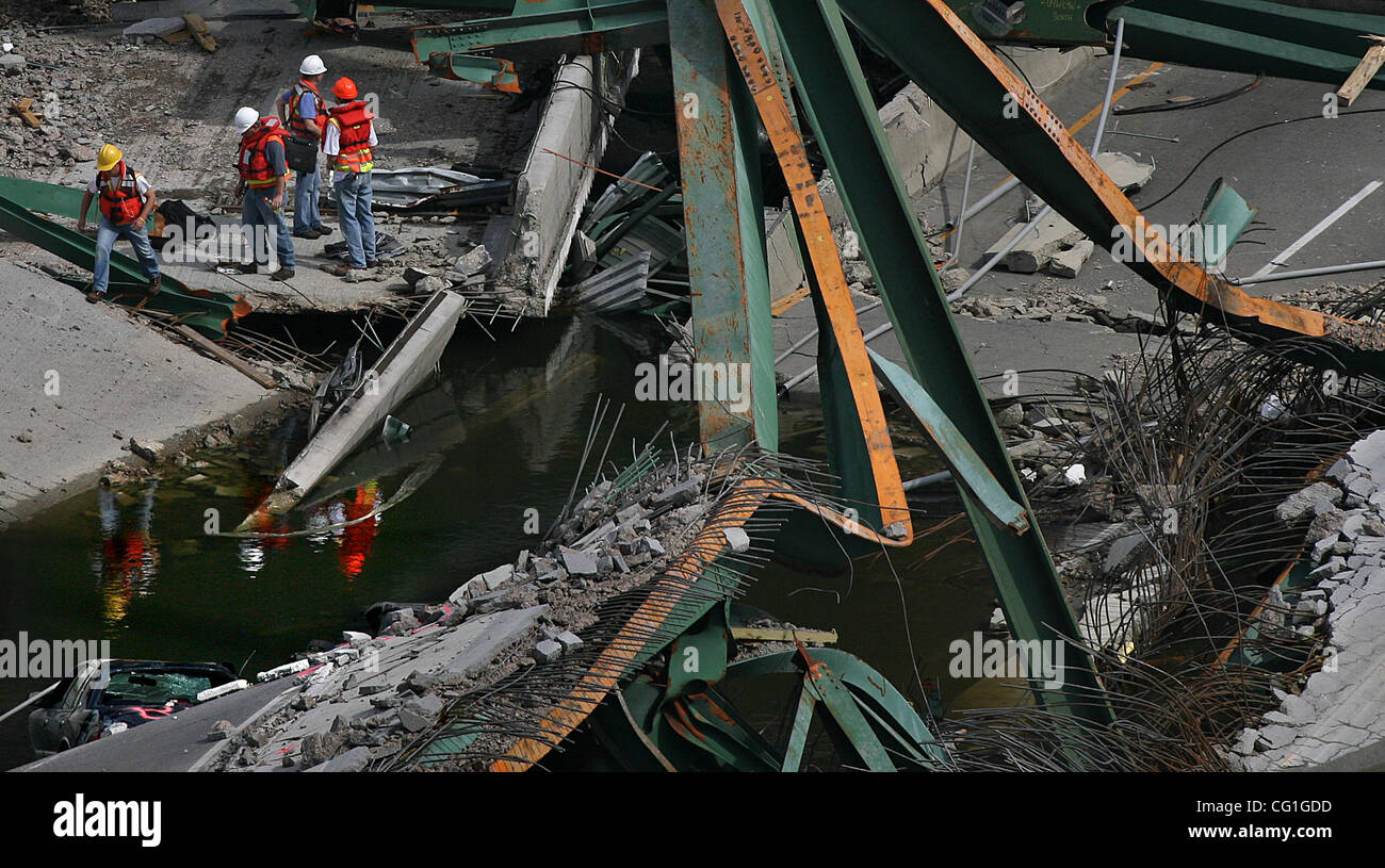 35w bridge collapse in minneapolis hi-res stock photography and images ...
