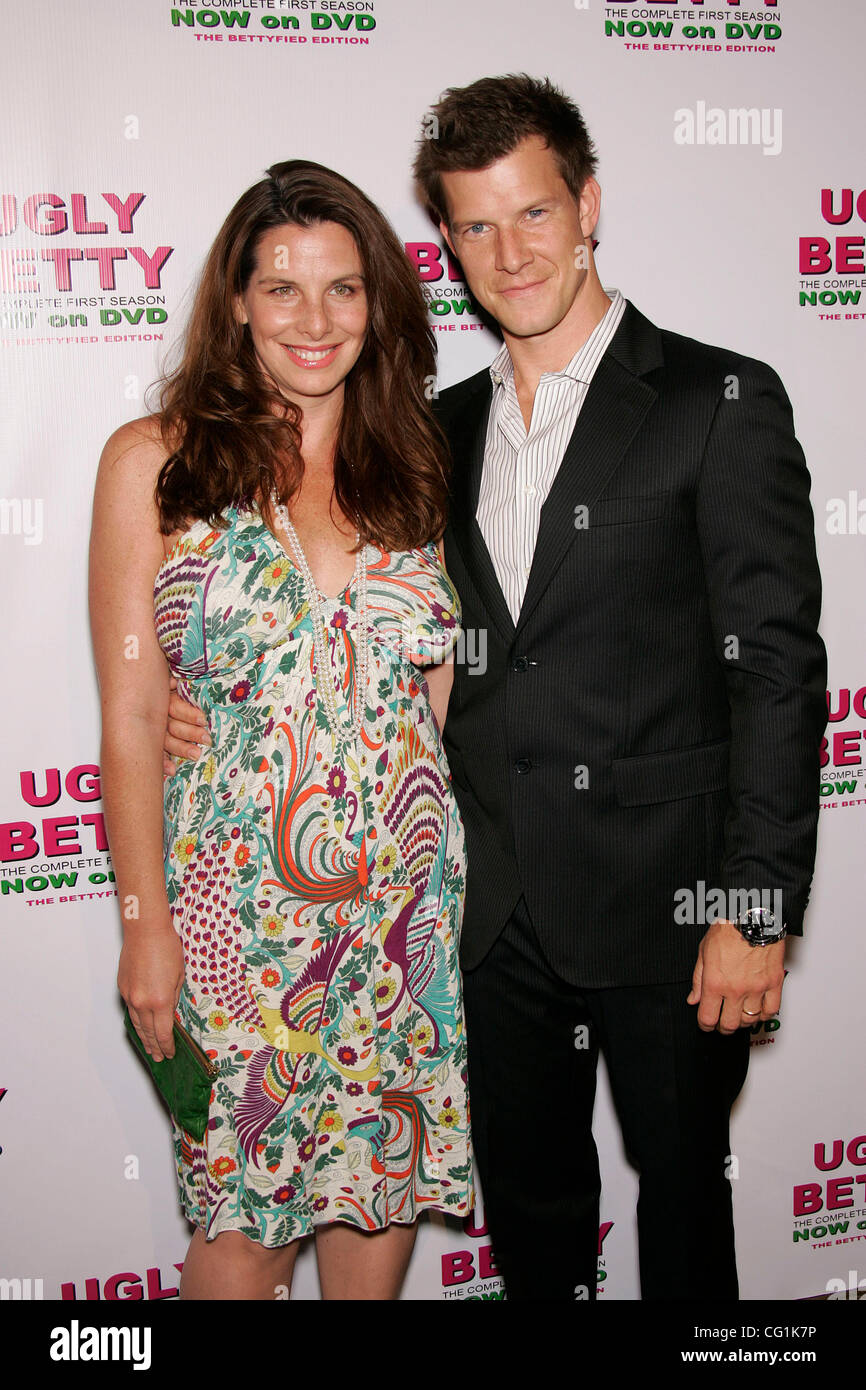 Eric mabius and wife hires stock photography and images Alamy