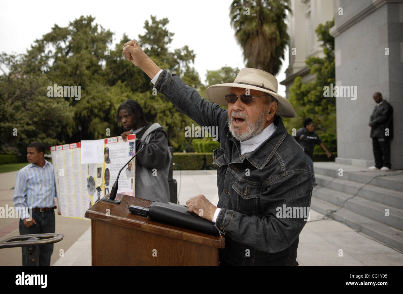 LEDE - Al Rojas, the National Coordinator for Frente De Mexicanos En El Exterior, speaks at the steps of the capital after a march to promote unity between African Americans and Latinos April 22, 2007.  Autumn Cruz/ Sacramento Bee Stock Photo