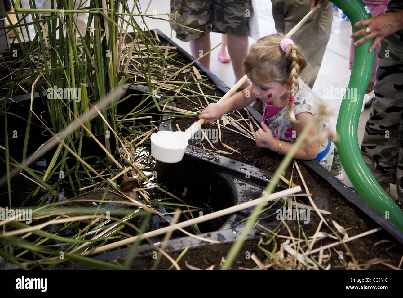 lede -- Esettera Bostick, 3, of Elk Grove fishes for mosquito larvae during the 3rd Annual Mosquito and West Nile Prevention day put on by the Sacramento-Yolo Mosquito & Vector Control District June 23, 2007. The exhibit taught onlookers about the larvae, where they live and how to help prevent thei Stock Photo