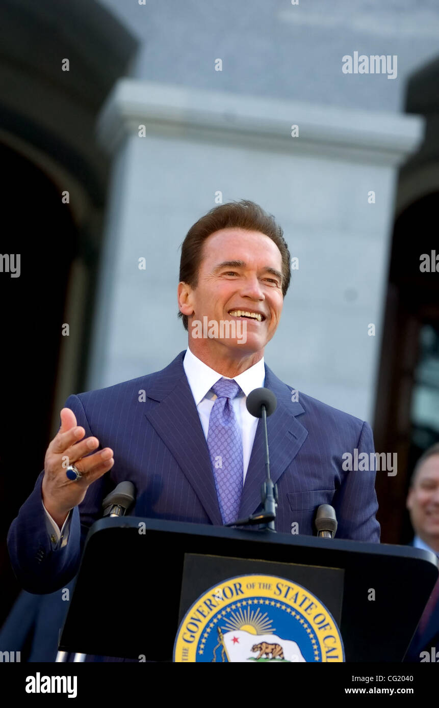 Governor arnold schwarzenegger signing hi-res stock photography and