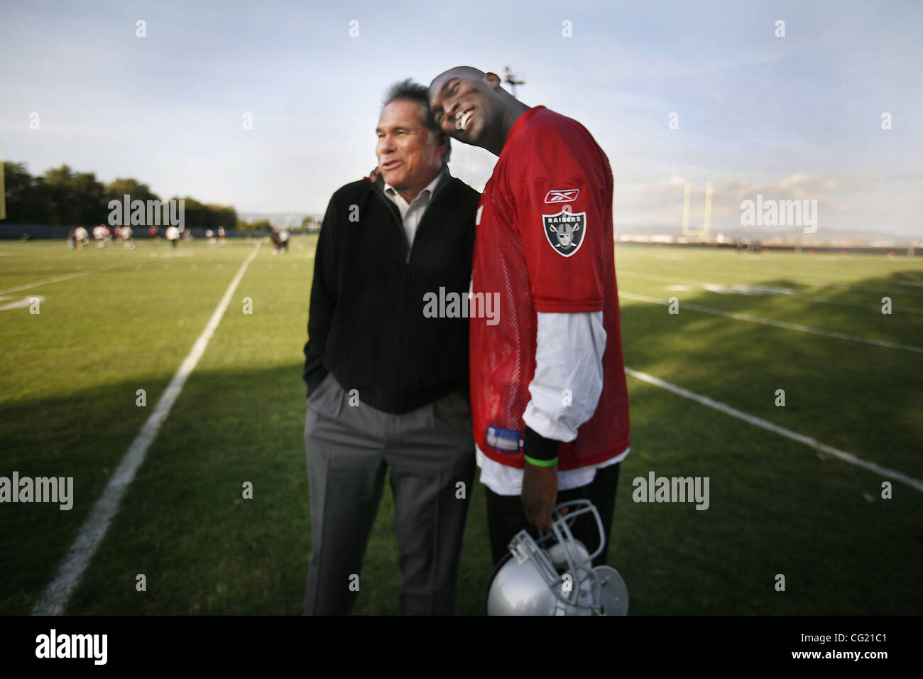 The Raiders #1 draft choice JaMarcus Russell meets and greets and hugs former great Raider quarterback Jim Plunkett. It was Russells first mandatory minicamp, it was after practice that the two met at the Raider mini camp in Alameda, May 4, 2007. Sacramento Bee Bryan Patrick Stock Photo