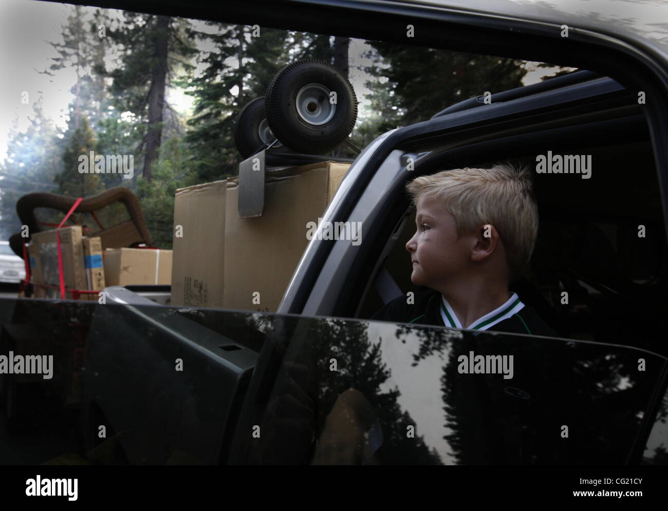 Nickolas Hill age 5, leaves his home after a mandatory evacuation. His father Joe Hill loaded up the family belongings. The house was on Gardener Mountain. Picture taken at the Angora fire June 26, 2007. Sacramento Bee Bryan Patrick  Tahoe fire Angora fire Stock Photo