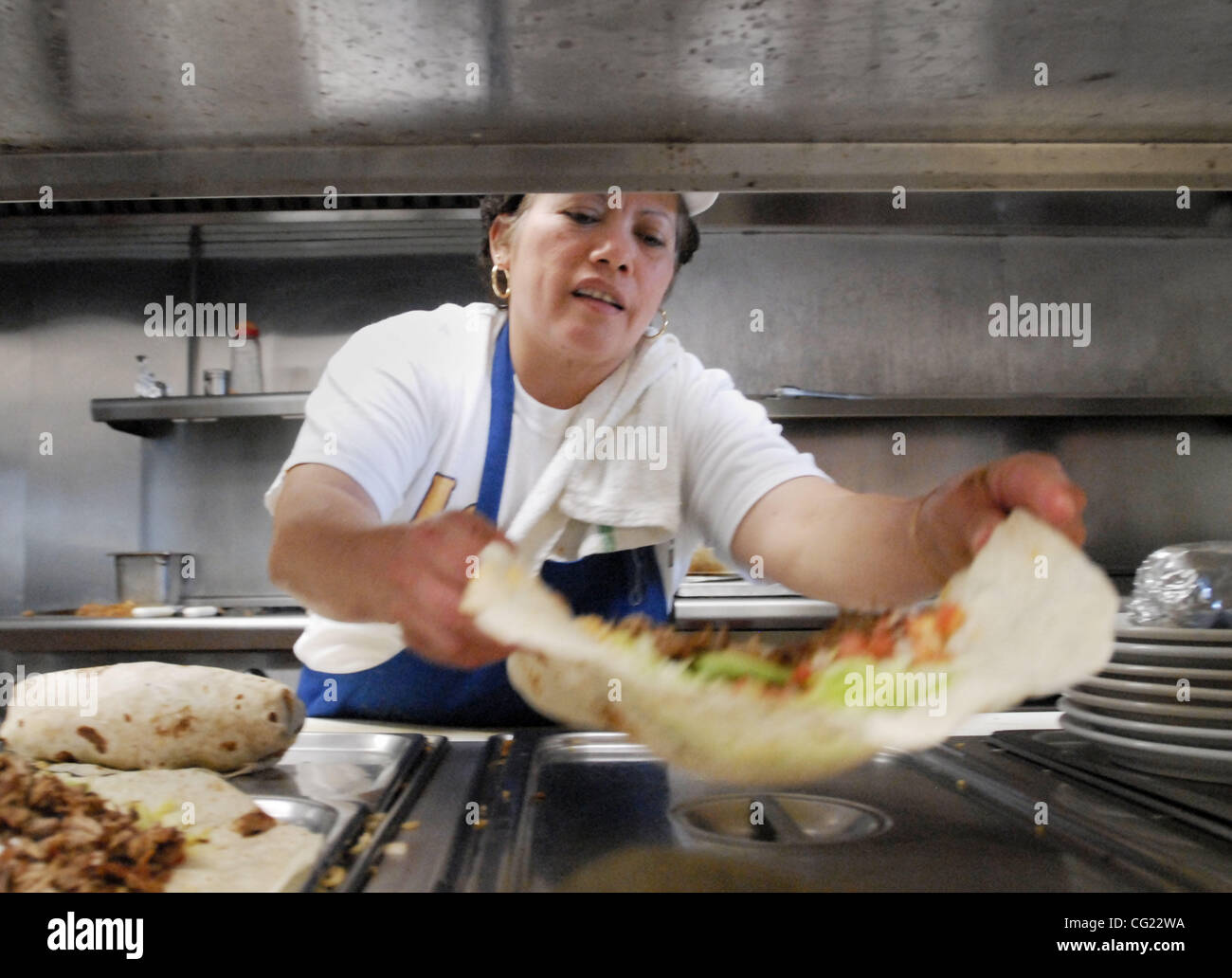 LEDE - Edith Orellana (cq) makes super burritos at La Flor de Michoacan, located on Northgate Blvd. in Sacramento, June 20, 2007. Sacramento Bee/  Florence Low Stock Photo