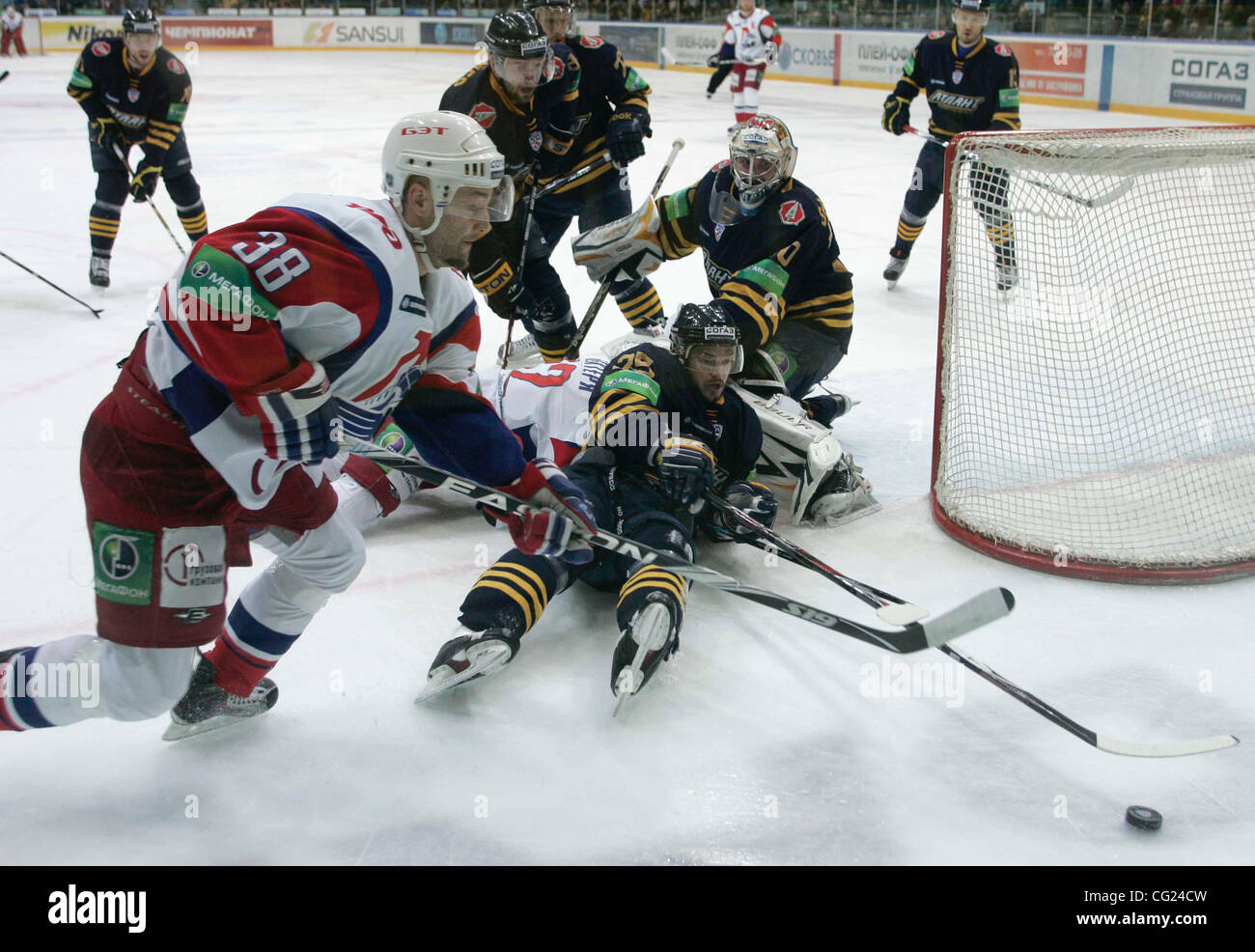 Plane crash kills KHL Lokomotiv Yaroslavl ice hockey team. 43 dead ...