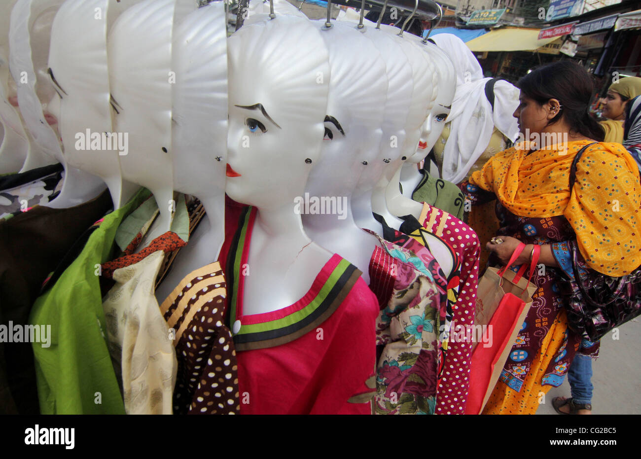 Aug. 29, 2011 Srinagar, Kashmir, India Kashmiri Muslim women buying