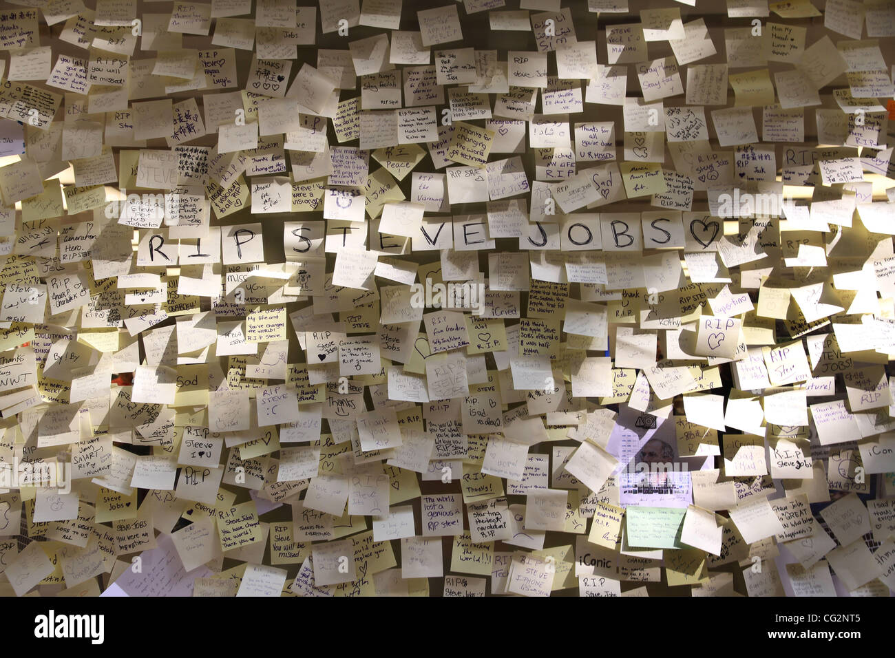 Apple fans leave condolent notes to pay tribute to Apple founder and