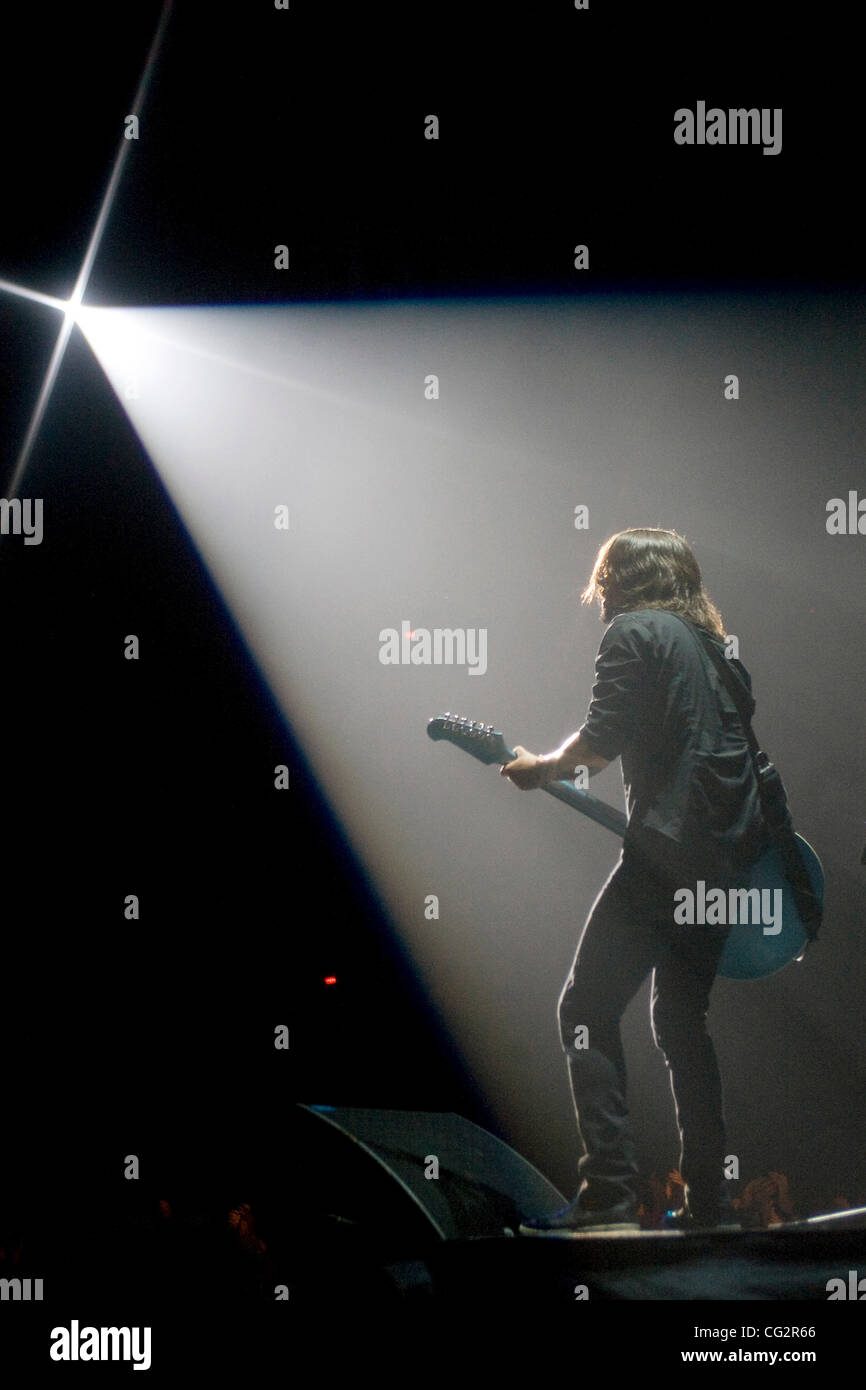 Lead singer with the foo fighters hi-res stock photography and images -  Alamy