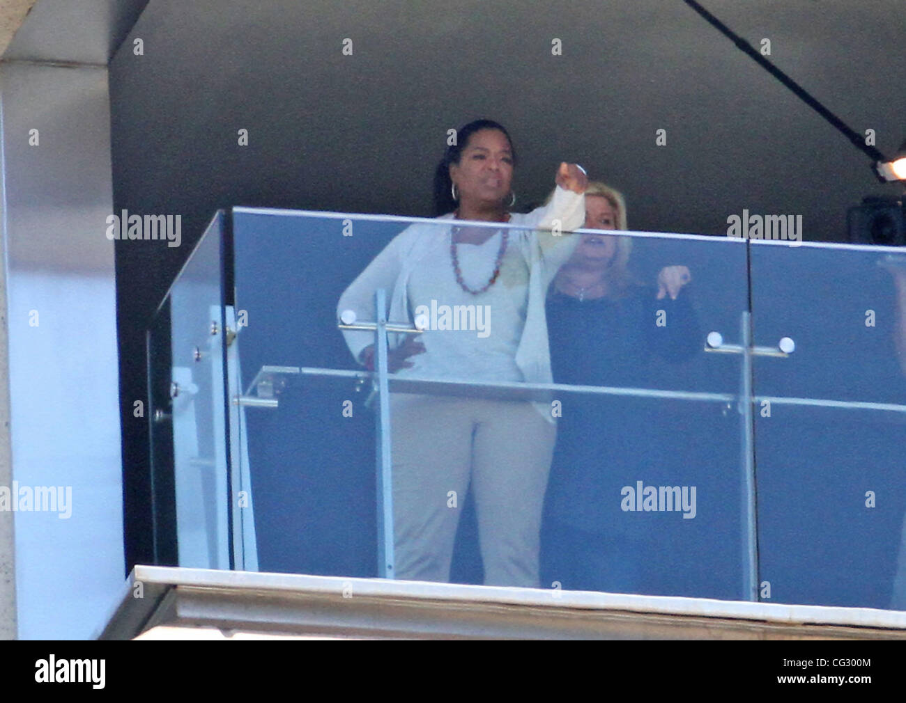 Crisp Oprah's Surprise Act Outside Sydney Hotel Capture for Your Screen Crisp Oprah's Surprise Act Outside Sydney Hotel Capture for Your Screen