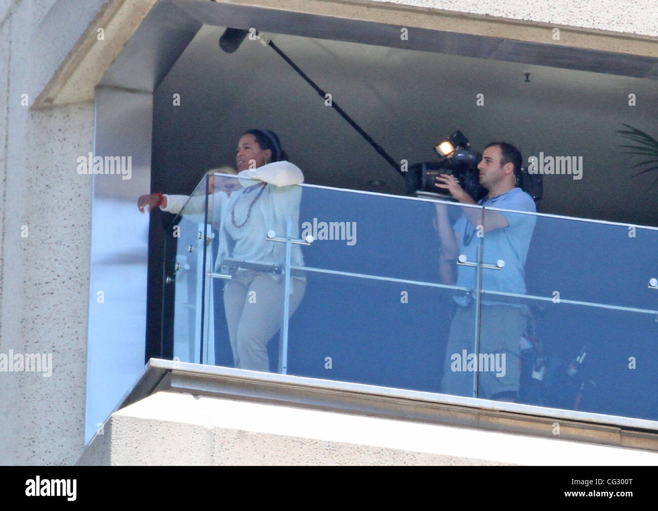 Spectacular Oprah's Surprise Act Outside Sydney Hotel View for Mobile Spectacular Oprah's Surprise Act Outside Sydney Hotel View for Mobile