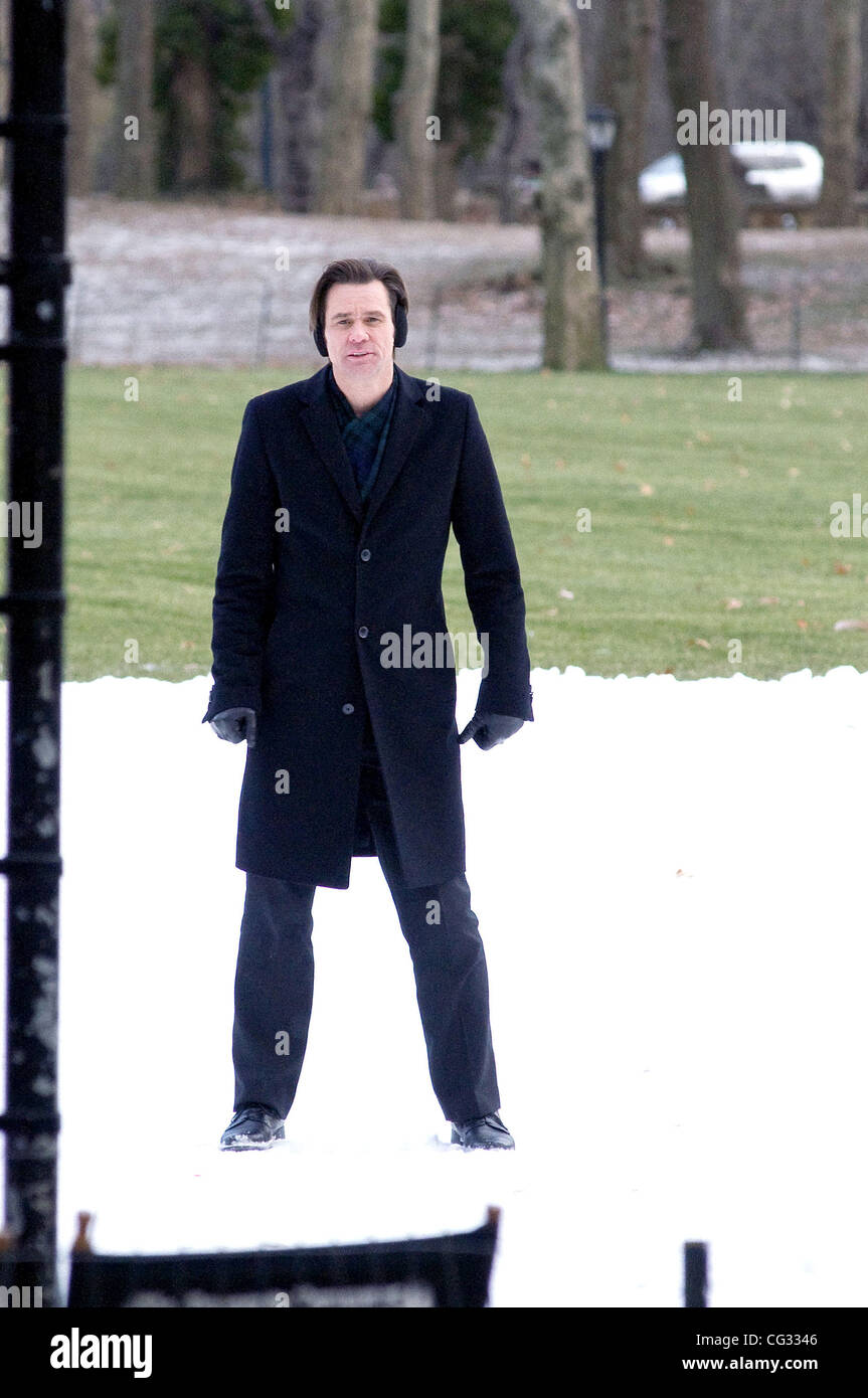Jim Carrey filming in the snow his new film Mr. Popper s Penguins on location in Central Park. New York City USA 14.12.10 Stock Photo Alamy