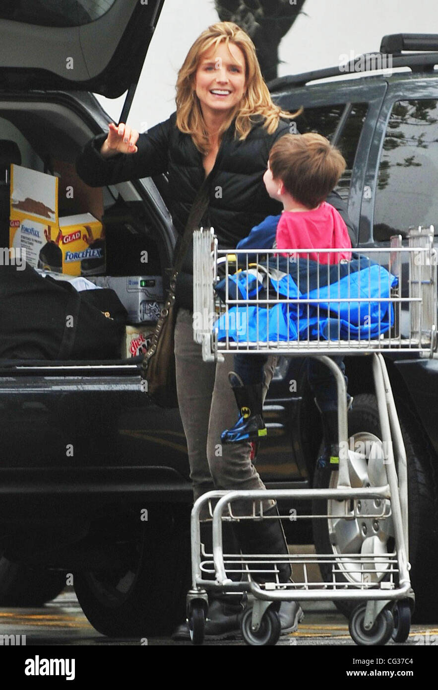 Courtney Thorne-Smith and her son, Jacob, shopping for groceries in Brentwood Brentwood, Los Angeles, 19.12.10 Stock Photo