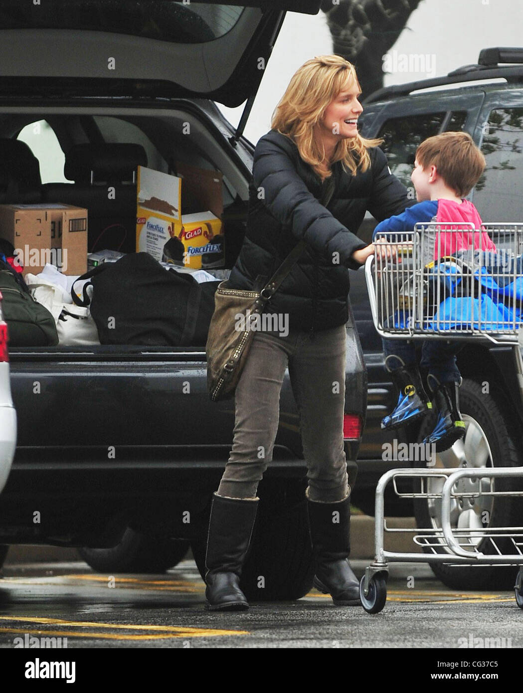 Courtney Thorne-Smith and her son, Jacob, shopping for groceries in Brentwood Brentwood, Los Angeles, 19.12.10 Stock Photo