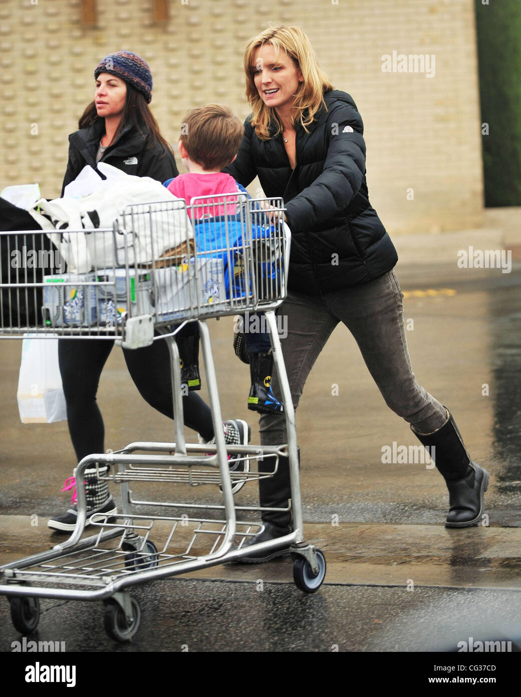 Courtney Thorne-Smith and her son, Jacob, shopping for groceries in Brentwood Brentwood, Los Angeles, 19.12.10 Stock Photo