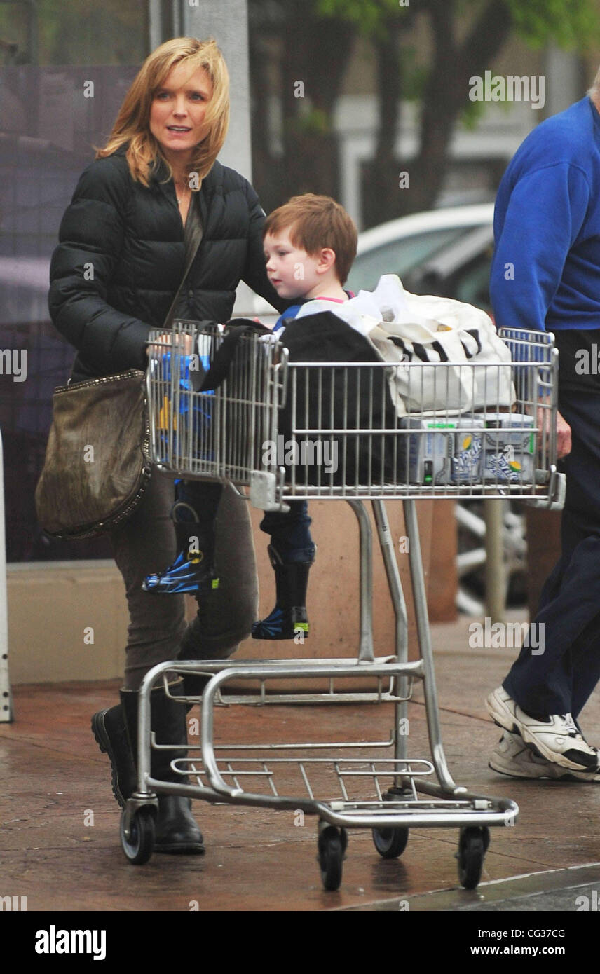 Courtney Thorne-Smith and her son, Jacob, shopping for groceries in Brentwood Brentwood, Los Angeles, 19.12.10 Stock Photo