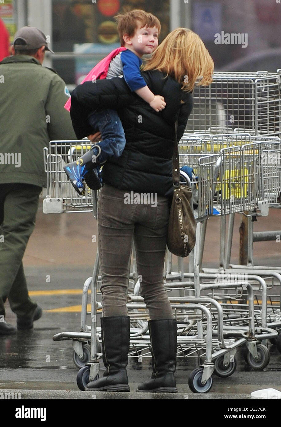 Courtney Thorne-Smith and her son, Jacob, shopping for groceries in Brentwood Brentwood, Los Angeles, 19.12.10 Stock Photo