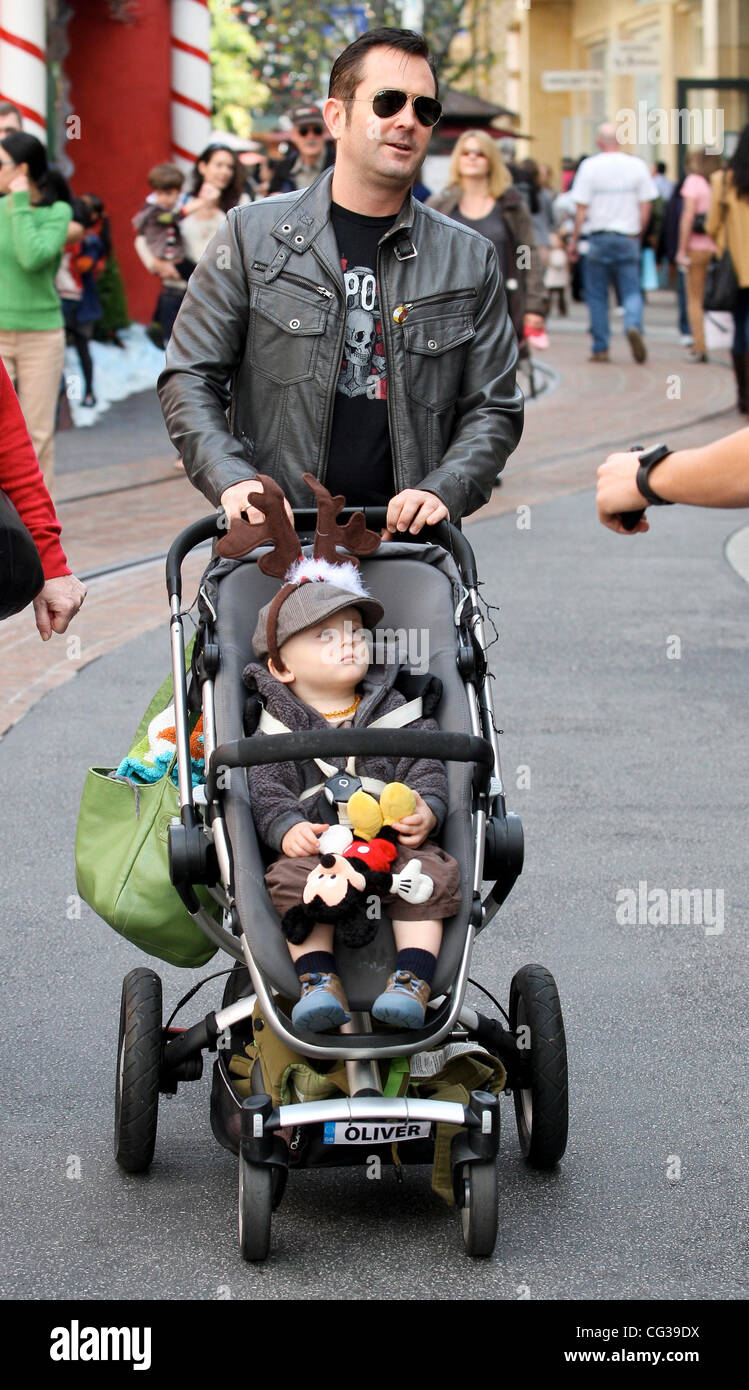Thomas Lennon from Reno 911 takes his son Oliver shopping at the Grove. Oliver got in the festive mood by wearing some cute reindeer antlers Hollywood, California - 23.12.10 Stock Photo