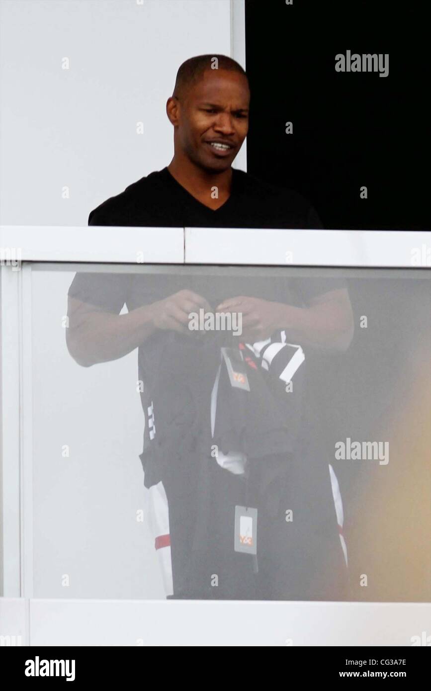 Jamie Foxx relaxing on vacation at the Fontainebleau Hotel Miami