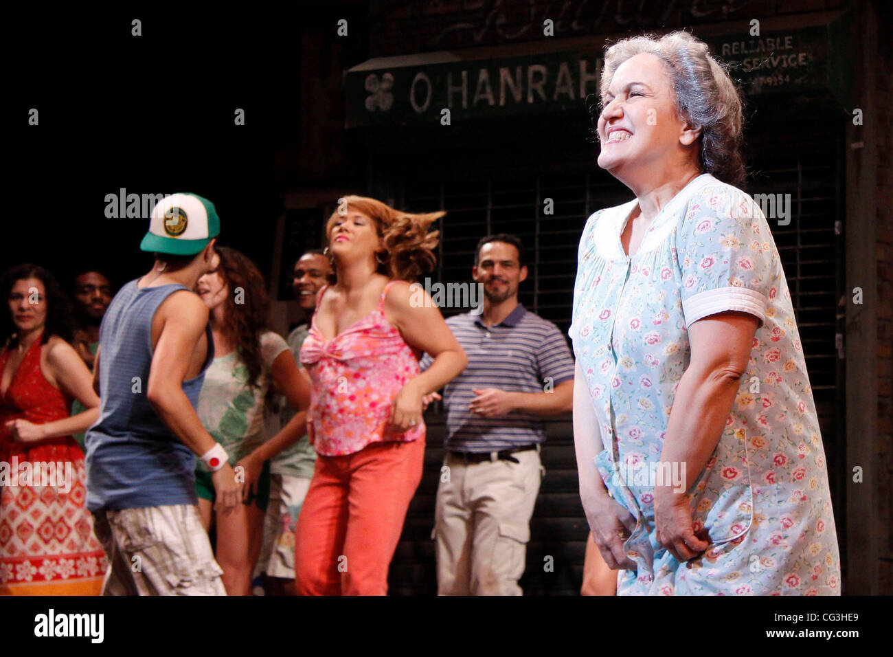 Olga Merediz and cast Closing night of the Broadway musical In the Heights at the Richard Rodgers Theatre Curtain Call. New York City USA 09.01.11 Stock Photo Alamy
