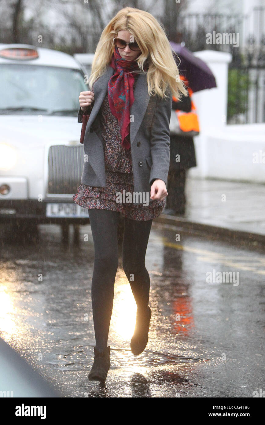 Claudia Schiffer drops her daughter off at school London, England - 17. ...