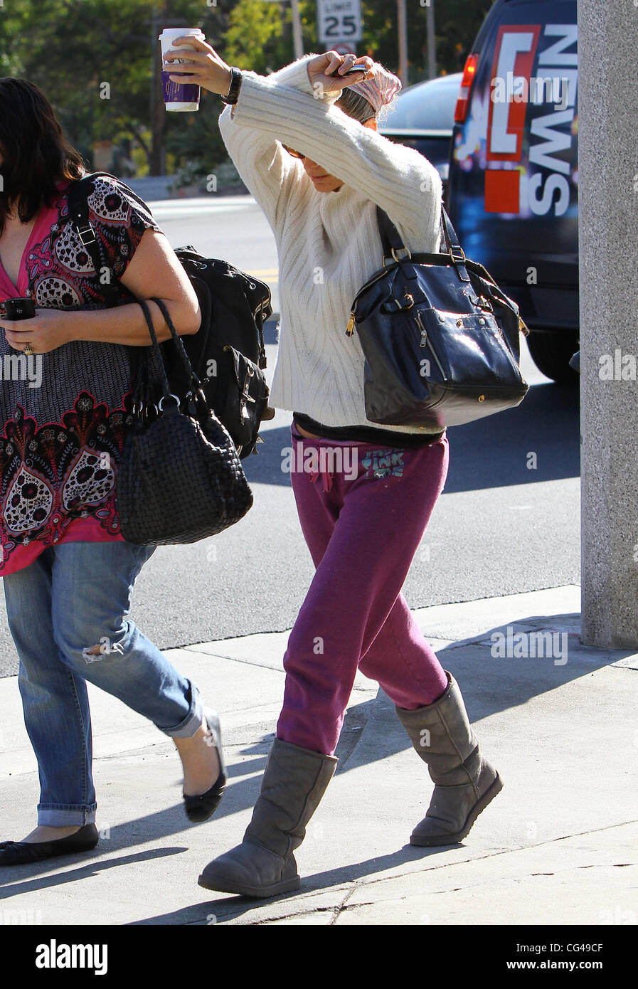 Molly Sims in pink jogging bottoms and Ugg boots goes out for a coffee at  Coffee Bean & Tea Leaf Los Angeles, California - 26.01.11 Stock Photo -  Alamy