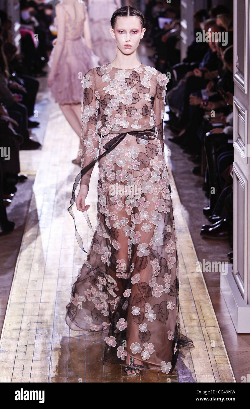 Paris Ii Model Model Paris Fashion Week Haute Couture Spring/Summer 2011 - Valentino ...