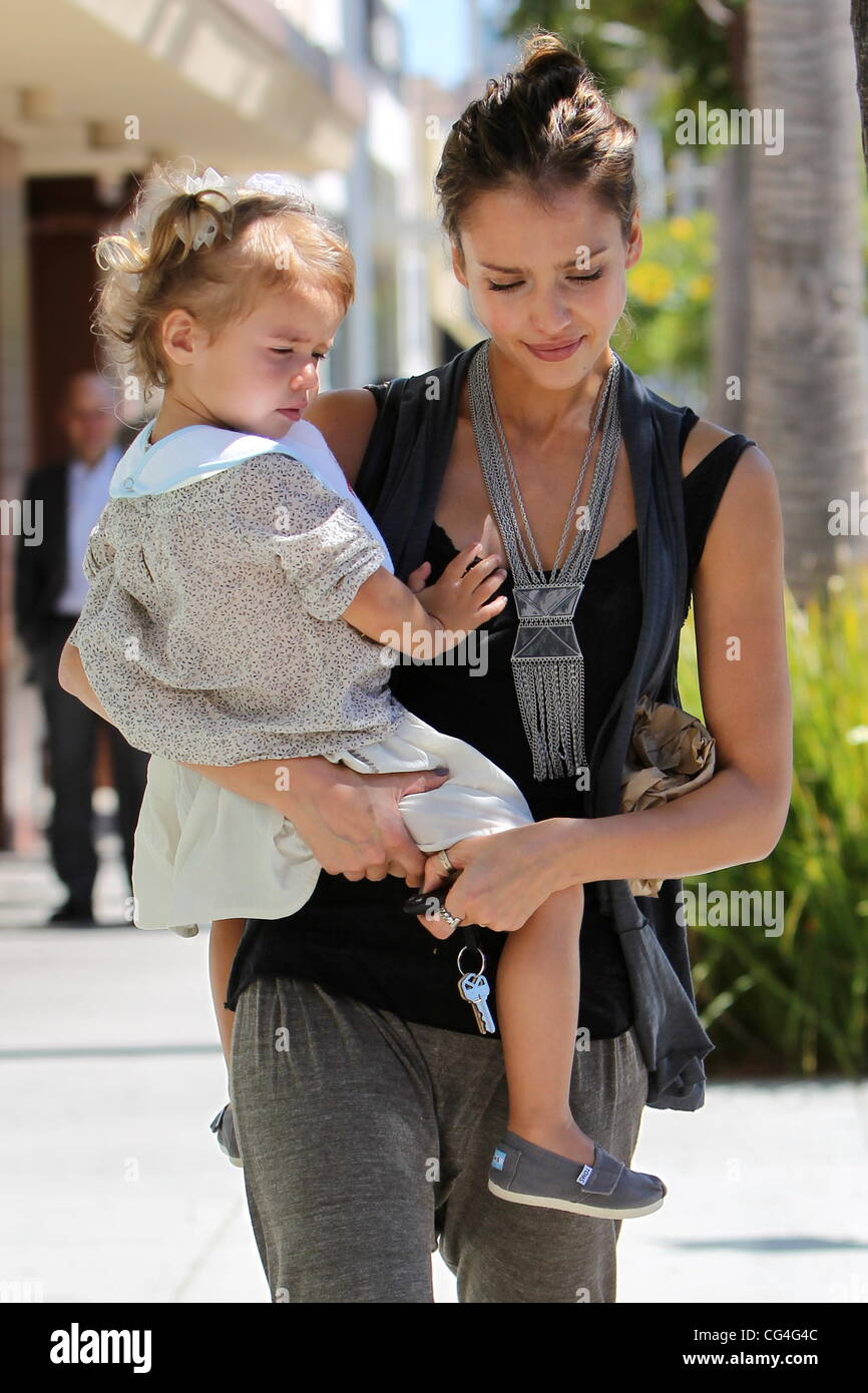 Honor Marie Warren and Jessica Alba Jessica Alba, who appeared to be crying,  leaves Nate 'n Al of Beverly Hills Delicatessen after having lunch with her  daughter Los Angeles, California - 13.09.10