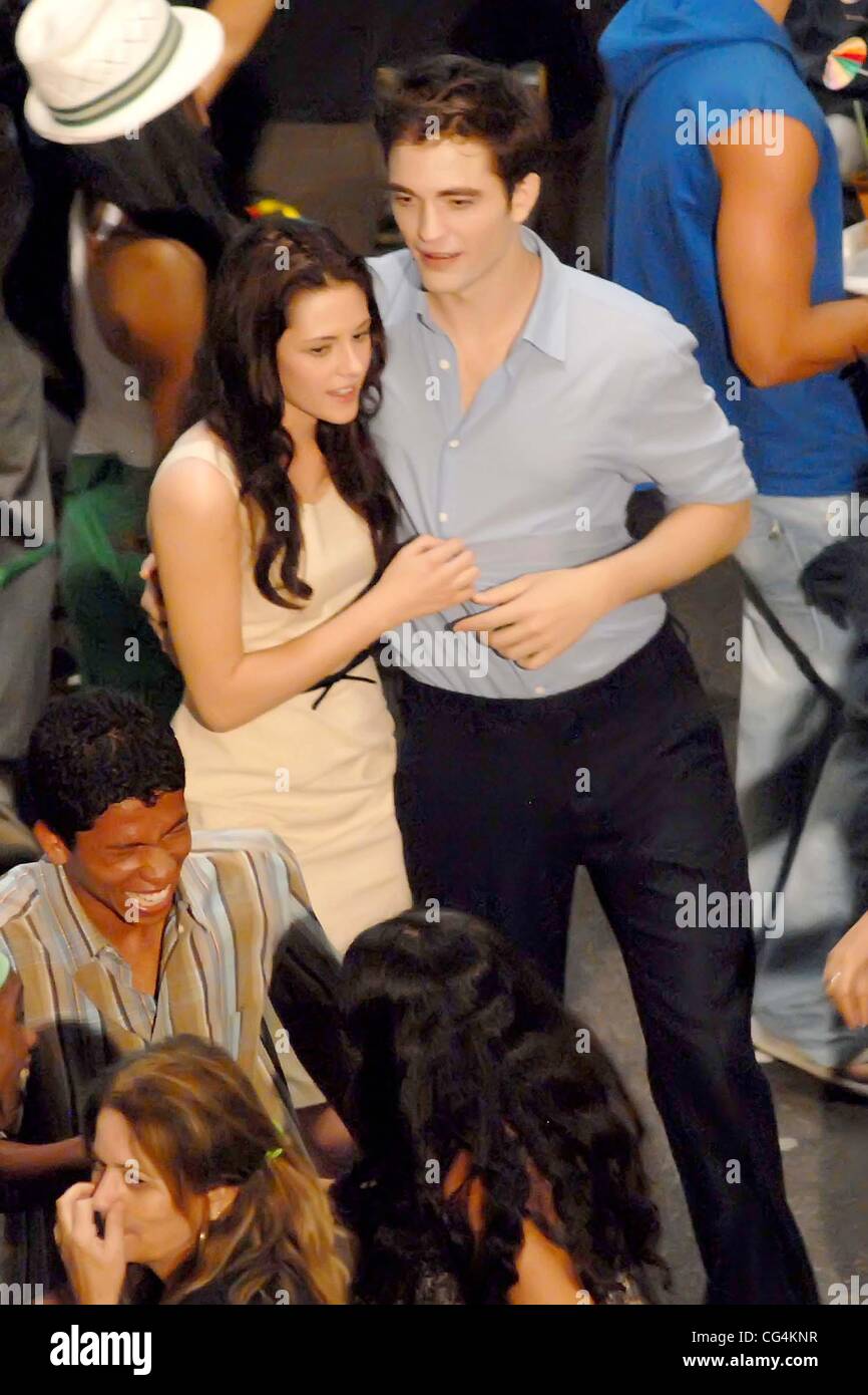 Kristen Stewart and Robert Pattinson shooting a large crowd scene