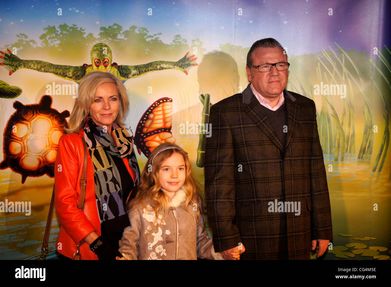Ray Winstone with his wife Elaine and daughter Ellie Cirque du Soleil UK Premiere of 'Totem' at the Royal Albert Hall - Arrivals London, England - 05.01.11 Stock Photo
