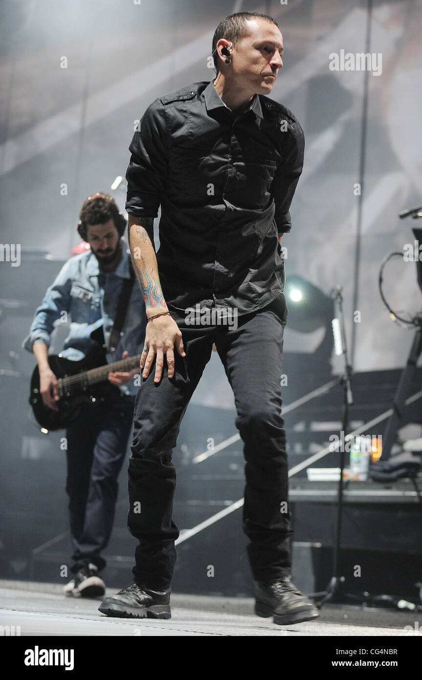 Chester Bennington of Linkin Park performs during 'A Thousand Suns ' world  tour at the Bank Atlantic Center. Sunrise, Florida - 20.01.11 Stock Photo -  Alamy