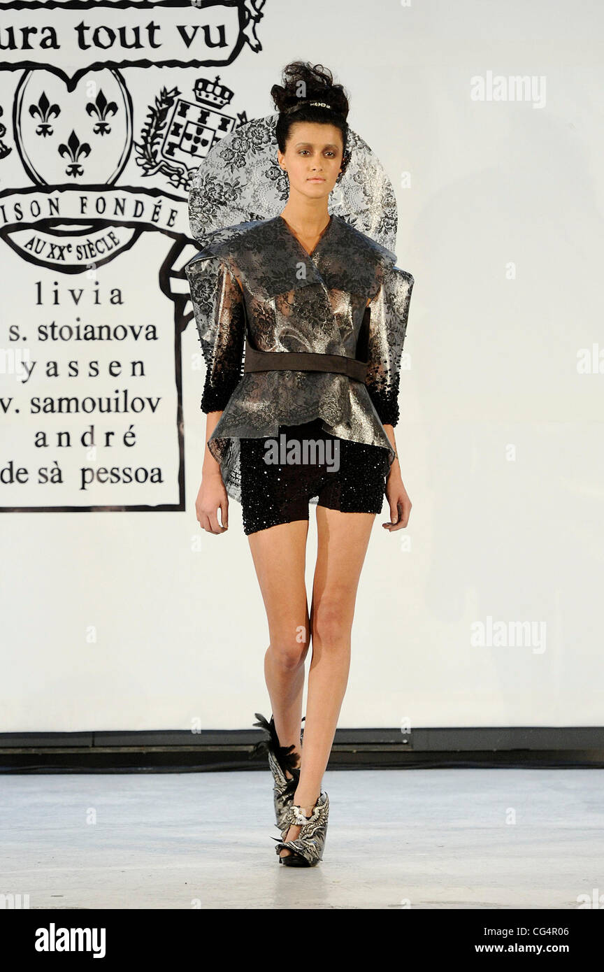 Model Paris Fashion Week Fall 2011 - On Aura Tout Vu - Catwalk Paris ...